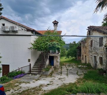 Istra, Pazin, kuća zajedno sa starinom, velikom okućnicom od 1750 m2,  te predivnim pogledom  - cover