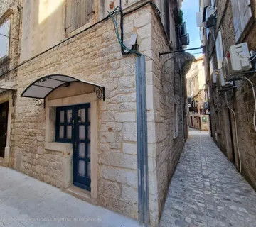Kamena kuća, poslovni prostor i kat, centar grada Trogira! (prodaja) - cover