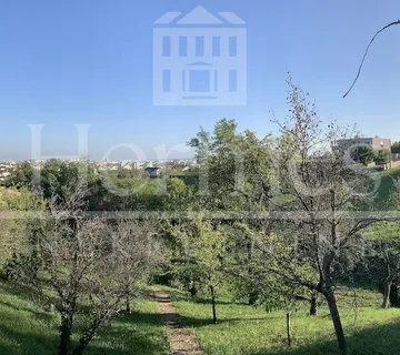 GRAĐEVINSKO ZEMLJIŠTE S POGLEDOM NA GRAD, OKRUŽENO ZELENILOM - cover