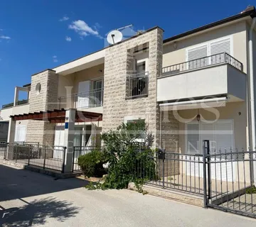 4-SOBAN OPREMLJEN I NAMJEŠTEN APARTMAN, NOVOGRADNJA, 200 m od MORA - Tribunj