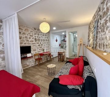 AUTOHTONA KAMENA KUĆA NA MORU S 3 APARTMANA - cover