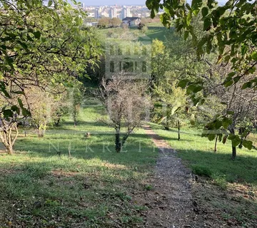 Građevinsko Zemljište S Pogledom Na Grad, Okruženo Zelenilom - Zagreb