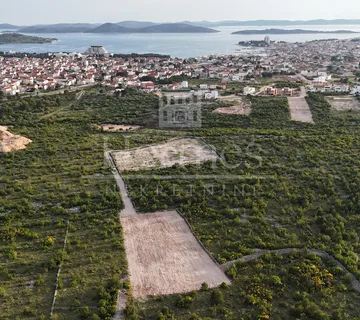 ATRAKTIVNO GRAĐEVINSKO ZEMLJIŠTE S POGLEDOM NA MORE (2192 m2), VODICE, ŠIBENIK - cover