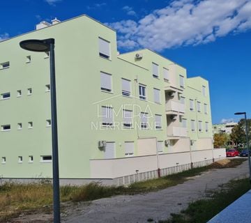 Dvosoban stan s terasom i pogledom na zelenilo u modernom naselju Iver - cover