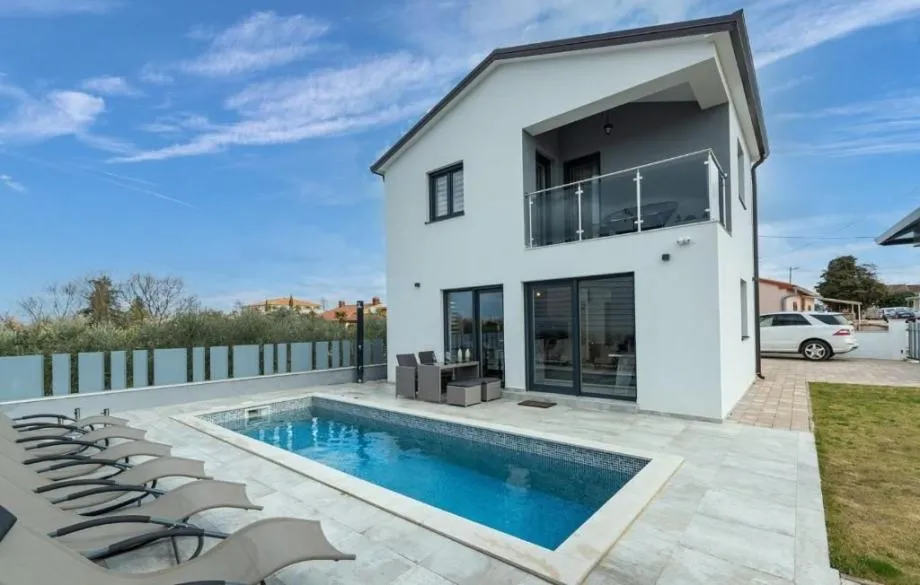 POREČ OKOLICA- PREDIVNA KUĆA NA PRODAJI SA BAZENOM (prodaja) - cover