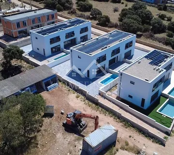 Kuća u nizu s privatnim bazenom, 110m2, Mandre, NOVOGRADNJA - Mandre, Kolan