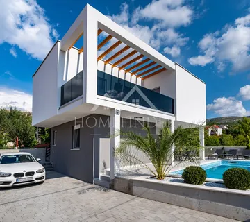 Moderna kuća s bazenom i 2 apartmana, 200m od mora, Gornji Karin - cover