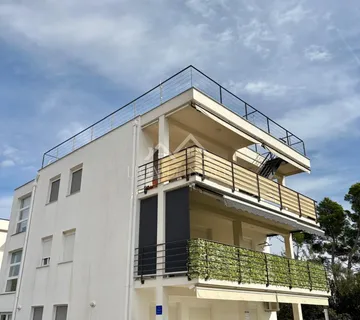 Stan s vrtom, 3S, 90 m², 180 m od mora – Petrčane - cover