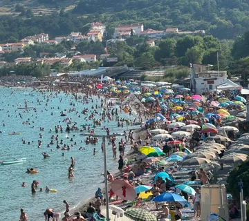 Plažni objekt na plaži, Baška, otok Krk