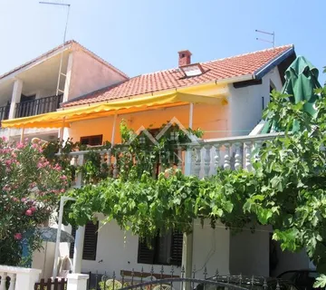 Kuća Sabunike, (8S), 149m2, 6VPM, podijeljena u 3 apartmana, - Sabunike, Privlaka