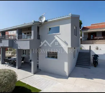 Okrug Gornji, Čiovo, atraktivna kuća sa dva stana - cover