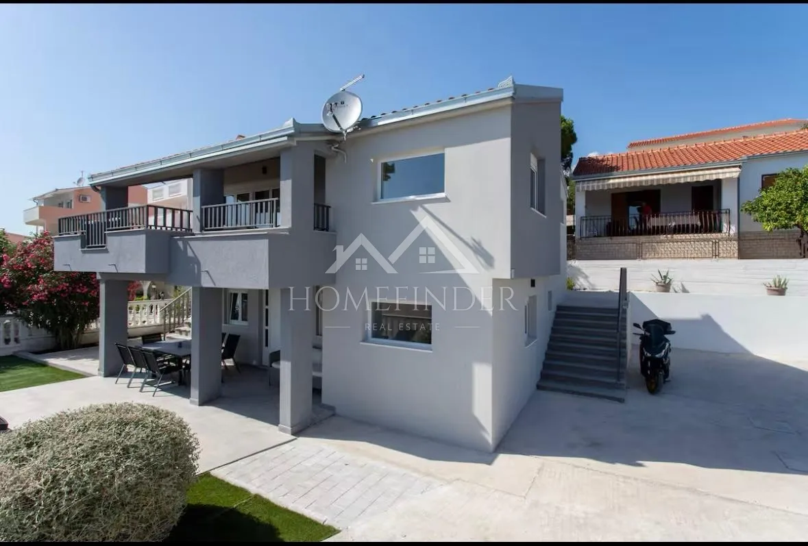 Okrug Gornji, Čiovo, atraktivna kuća sa dva stana - cover