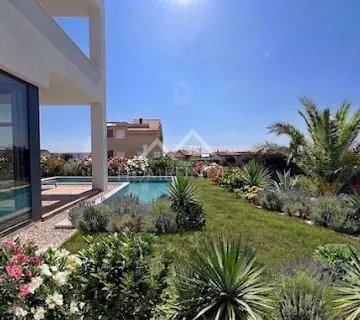 Moderan stan u novogradnji s vrtom i pogledom na more, 70.75 m2, 1VPM, Mandre - Mandre, Kolan