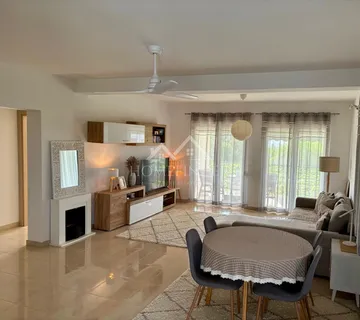 Stan s vrtom, 3S, 90 m², 180 m od mora – Petrčane - Petrčane, Zadar