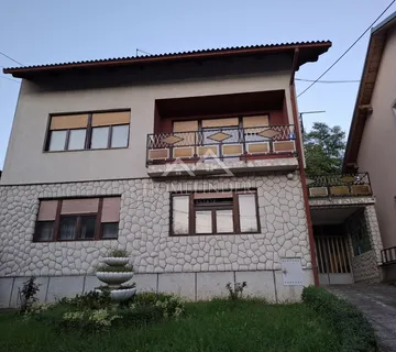 Kuća na Graberju, 260m2, 3 odvojena stana, 1200m od Črnomerca - Zagreb