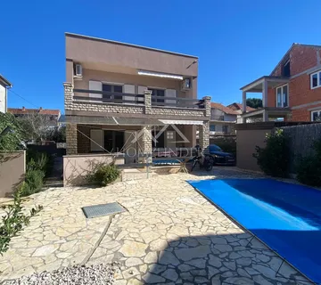 Kuća s bazenom, Pirovac, 160m2