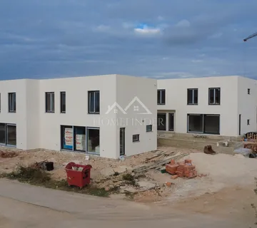 Kuća u nizu s privatnim bazenom, 110m2, Mandre, NOVOGRADNJA - cover