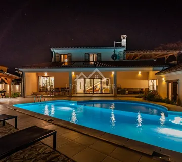 Luksuzna vila s bazenom, privatnost, 398m2, Žminj - cover