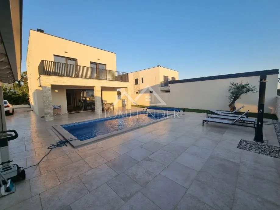 Luksuzna vila s bazenom – Savudrija – 210 m²  - cover