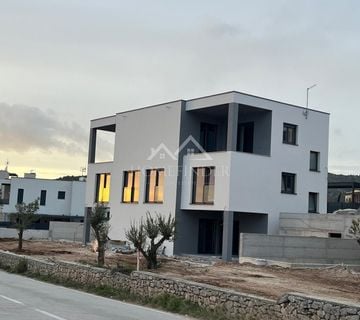 Luksuzan stan s bazenom i dvorištem Vodice 183m2 - cover