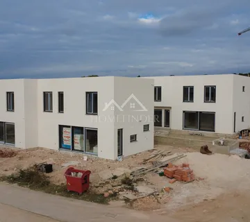 Stan s privatnim bazenom, dvoetažni, 104m2, Mandre, NOVOGRADNJA - cover