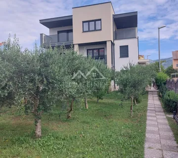 Moderna vila sa tri stana - Kaštel Štafilić - cover