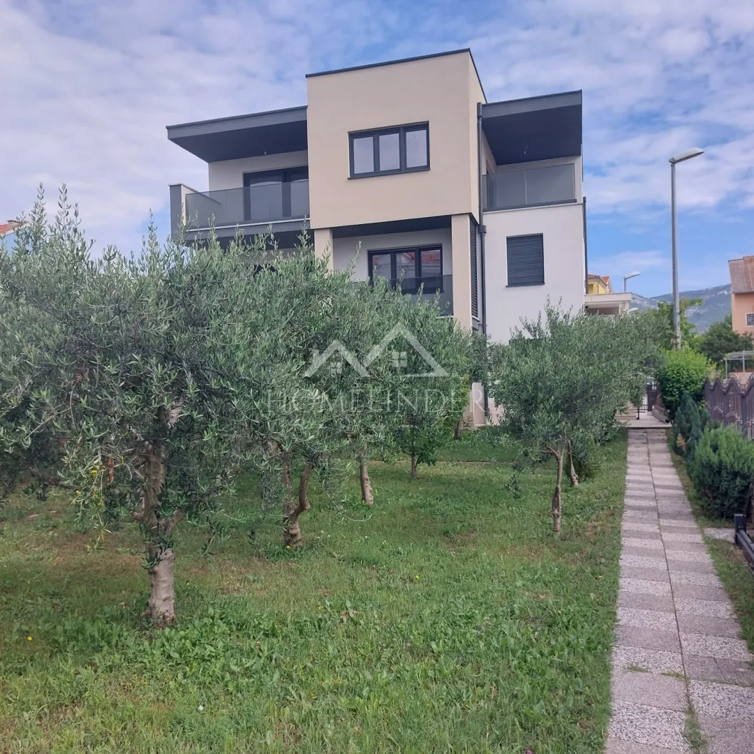 Moderna vila sa tri stana - Kaštel Štafilić - cover