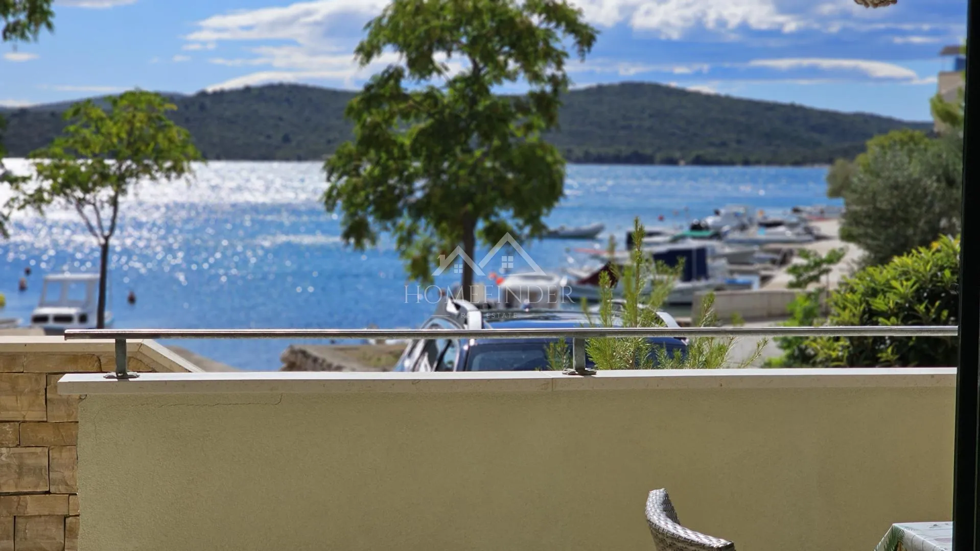 Atraktivan apartman prvi red do mora, Žaborić. Vez za brod. - cover