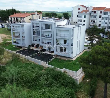 Stan s dvorištem i predivnim pogledom 84m², Buje