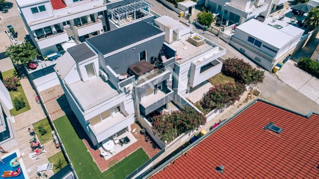 Stan s pogledom na more, jacuzzi, namješten, 2VPM, 130m2, Novalja, INVESTICIJA - cover