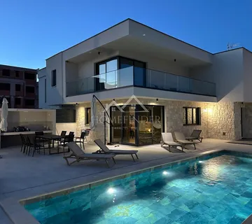 Urbana vila s bazenom, (5S), 4 VPM, smart house 200 metara od mora - Mandre, Kolan
