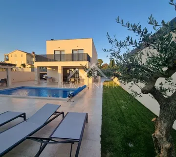 Luksuzna vila s bazenom – Savudrija – 194 m² sa pogledom na more - cover