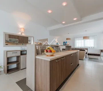 Resort 8 luksuznih Vila, Sukošan - cover