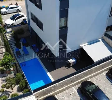 Stan s bazenom i vrtom, prizemlje, namješten, 2VPM, 80m2, Novalja - cover