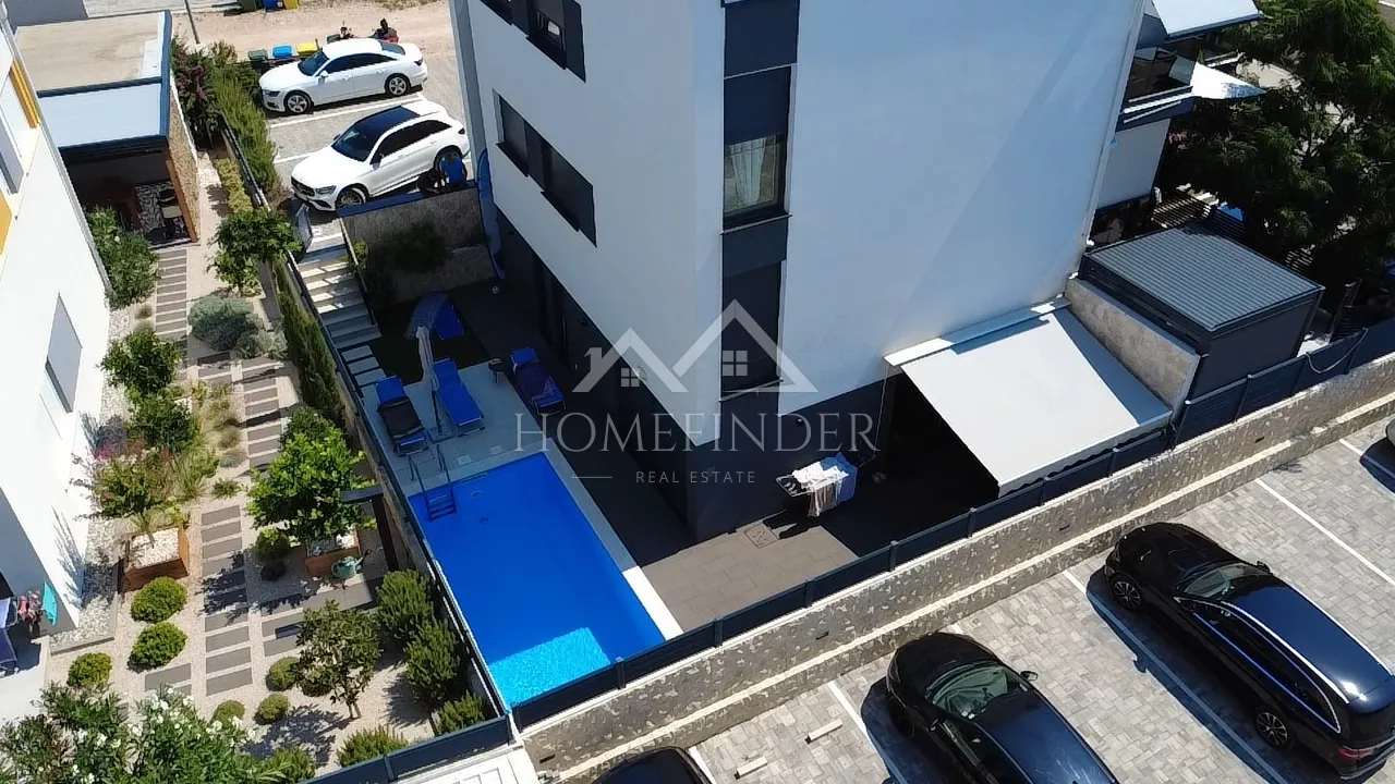 Stan s bazenom i vrtom, prizemlje, namješten, 2VPM, 80m2, Novalja - cover