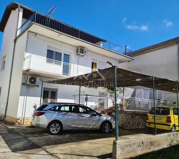 Kuća s tri odvojena stana (232m2) - Stanovi - cover