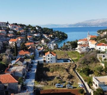 SPLITSKA, BRAČ - Građevinsko zemljište - 50m OD RIVE!! - cover