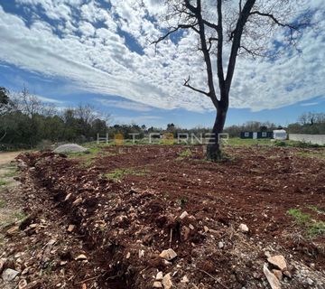 Peroj, 500 m od plaže, lijepa parcela sa bušotinom - cover