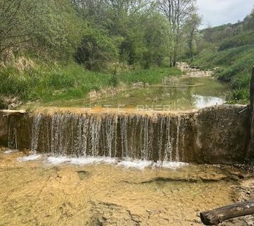 Motovun, čarobni resort na 3,1 ha uz vodopad, za izgradnju glampinga ili hotelskog kompleksa - cover