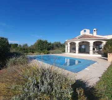 Prodaja, prizemnica sa tri spavaće sobe i bazenom u okolici Poreča - cover