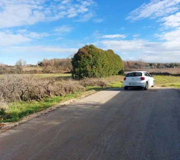 Građevinsko zemljište udaljeno 3 km. od Poreča - cover