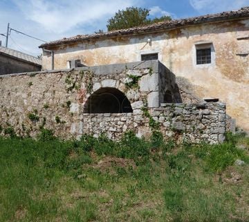 Šmrika, primorska stara kuća sa gospodarskom zgradom i ruševnom pomoćnom zgradom! - cover