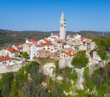 Pićan, Istra, kompleks od 3 kamene kuće u nizu na bedemu starog grada - cover