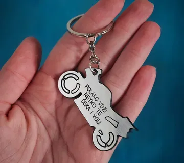 Personalizirani plastični privjesak u obliku motora - cover