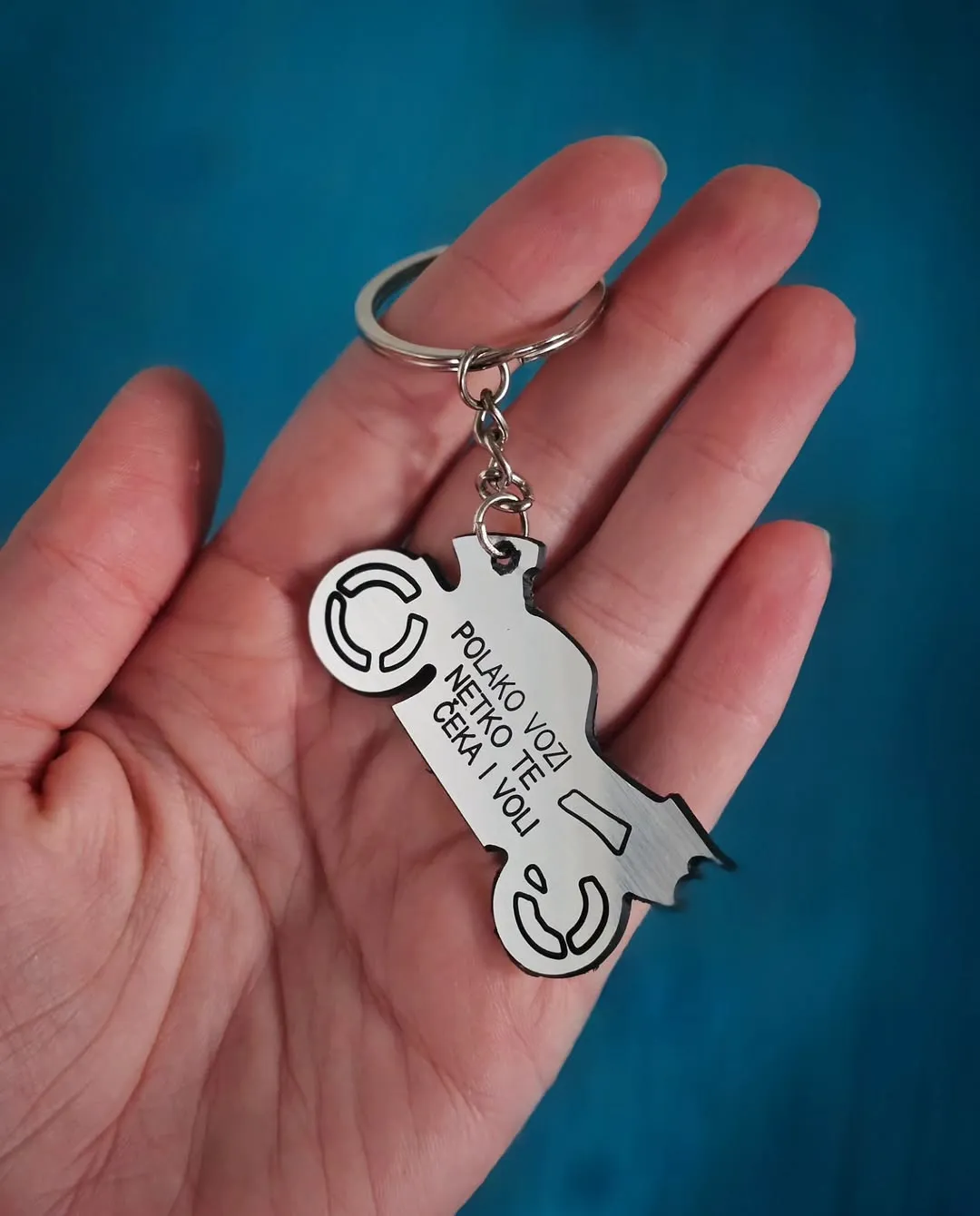 Personalizirani plastični privjesak u obliku motora - cover