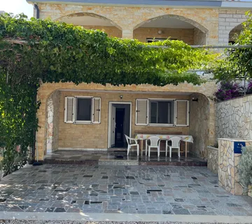 Kuća s 4 apartmana u centru Vira
