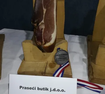 Cijela suha šunka s kosti – težina oko 8.5 kg - Ivankovo