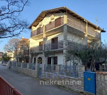 Vodice- Samostojeća Velika Kuća Sa Apartmanima I Garažom