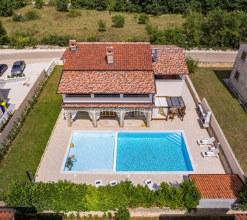 NOVOUREĐENA RUSTIKALNA  VILA ,BAZEN 60 m2,4 SPAVAĆE,VELIKE TERASE! - cover