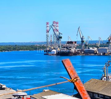 PULA, STAN NA STOJI, 64m2, 2 SPAVAĆE SOBE, PANORAMSKI POGLED NA MORE - cover